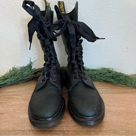 Dr. Martens 1914 Smooth Leather Tall Boots in black with red eyelets ribbon lace - Picture 2 of 10